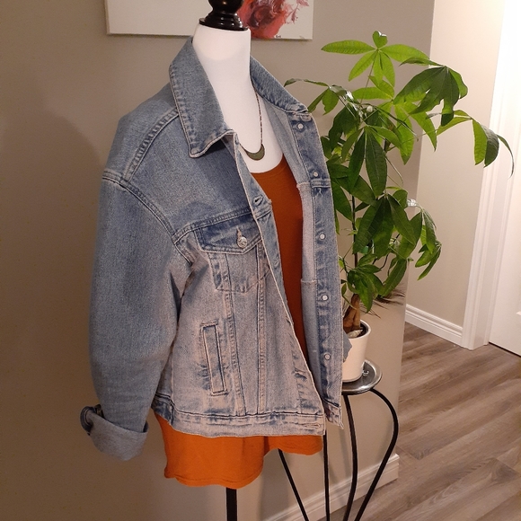 Yoga Jeans | Jude Boyfriend Vintage Wash 100% Cotton Jean Jacket Made in Canada - Picture 4 of 9